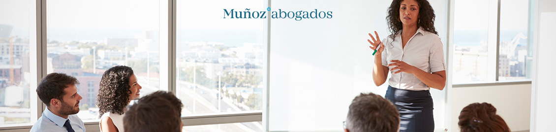 Asesoramos en liquidación de una sociedad limitada en Colombia Abogada explicando liquidación de una sociedad limitada en Colombia